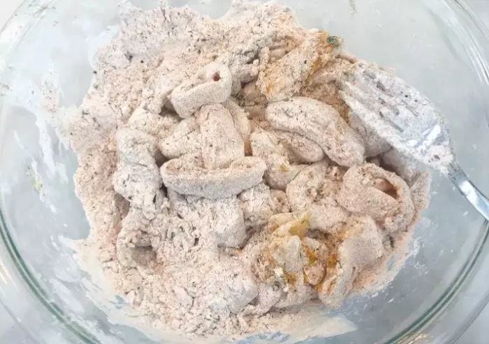 Tại Sao Mực Ống Chiên Lại Nổ Banh Chảo? Mẹo Chiên Mực Ống Giòn Rụm An Toàn Nhất 2026 4 Mẹo dùng bột bắp áo mực ống để chống bắn dầu năm 2026